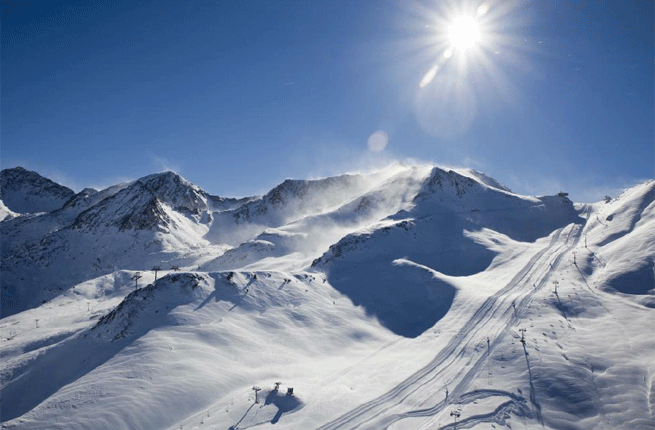 El esquí como deporte de lujo se asocia a destinos tan emblemáticos de Europa como las estaciones alpinas de Courchevel o Val d’Isère (en Francia) y Gstaad o Zermatt (en Suiza). Pero los amantes de los deportes de nieve pueden encontrar en la actualidad una oferta de esquí de alto nivel a pocos kilómetros de la frontera española.