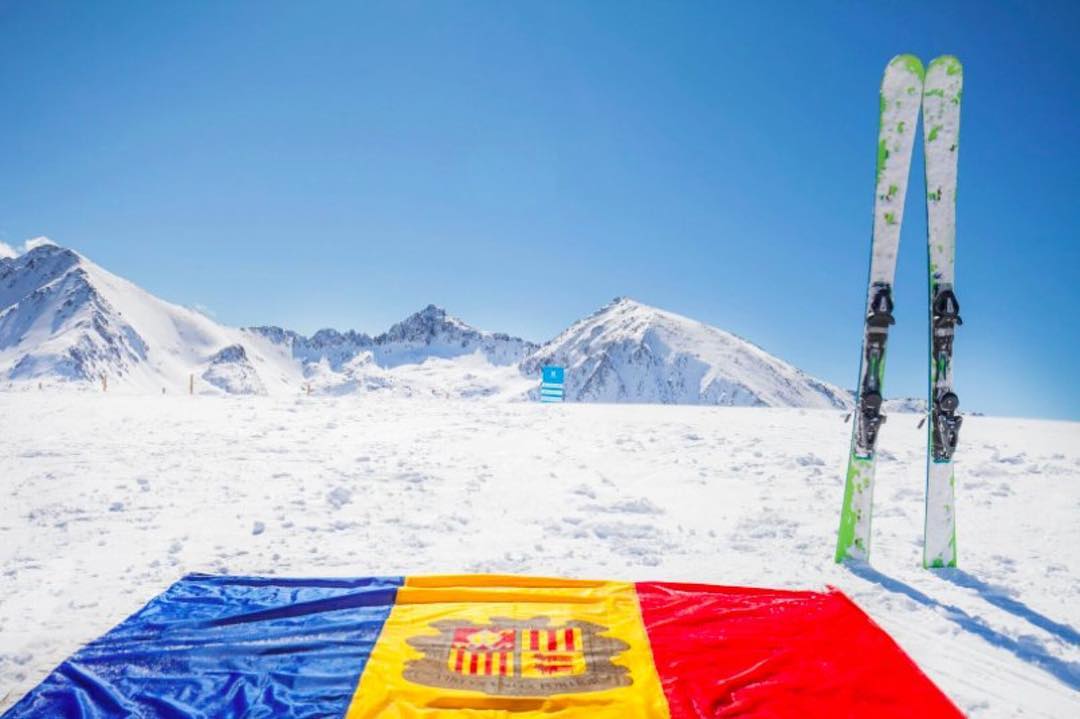 PISTE RIBERAL Du 10 au 13 avril 2019, Grandvalira recevra les skieurs les plus rapides au monde à l’occasion des 2 dernières épreuves de la Coupe du monde de kilomètre lancé, après avoir accueilli 6 éditions consécutives des épreuves du circuit de la Coupe du monde et, lors des éditions 2016 et 2017, les Championnats du monde de KL. En 2017, le skieur suisse Philippe May a surpris tous les visiteurs avec un nouveau record de vitesse sur la piste Riberal. Sa marque a été 199,56 km/h.  Disputée sur la piste Riberal du secteur Grandvalira - Grau Roig, l’épreuve de cette saison disposera une nouvelle fois de la tour de 10 mètres de haut sur 18 mètres de long depuis laquelle les skieurs prendront le départ et qui leur permettra d’atteindre 200 km/h.  La piste Riberal, la seule du sud de l’Europe à pouvoir recevoir des compétitions de ce type, s’étend sur 900 mètres, avec une aire de freinage de 450 m. Son tracé débute à 2 538 m d’altitude et prend fin à 2 338 m, avec un dénivelé de 200 m auxquels il faut ajouter la tour de 10 mètres du point de départ. Ces caractéristiques techniques, ainsi que d’autres comme la pente maximale de 74 %, permettront aux skieurs d’atteindre des vitesses de l’ordre de 200 km/h.  