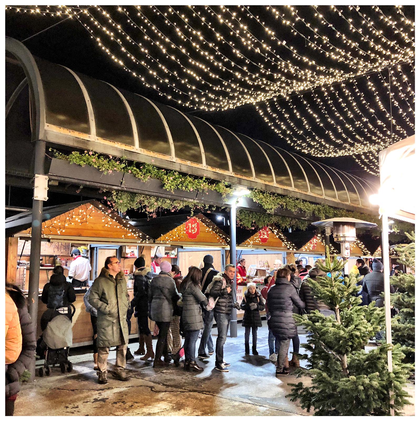 Andorre-la-Vieille a donné le coup d'envoi le 1er décembre ; l'ouverture du marché de Noël, Plaça del Poble, a été précédée d'un spectacle sons et lumières qui sera représenté tous les soirs à 18 h et à 19 h 30 à la place de la Rotonde jusqu'à la fin du mois. Puis c'est le chœur d'enfants des «Petits Cantors d'Andorra» qui a interprété quelques chants de Noël avant le feu d'artifice qui a illuminé et fait résonner et trembler la vallée pendant plus d'un quart d'heure. De nombreuses activités sont destinées aux enfants comme la patinoire et le toboggan synthétiques. Le programme complet se trouve en français sur https ://www.andorralavella.ad/noel/inici-noel. Après l'arrivée du Père Noël le 24 décembre à 18 h, les festivités se termineront par la grande cavalcade des Rois Mages entre Escaldes et Andorre la Vieille le 5 janvier à partir de 18 h 30. Bien sûr, les autres communes ne sont pas en reste et elles proposent toutes de quoi satisfaire les nombreux touristes qui vont déferler sur la Principauté pendant les fêtes et cela commence cette fin de semaine avec l'arrivée attendue de nombreux Espagnols qui fêteront la Purissima dès jeudi.
