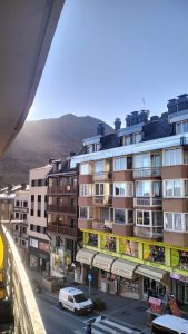 • Grifo Vacances, spécialiste location vacances en Andorre vous propose une large sélection de logements rénovés, confortablement aménagés et entièrement équipés tout confort. • Tous nos logements sont idéalement situés à maximum 100 mètres du départ des pistes pour des séjours skis aux pieds sur le plus grand domaine skiable des Pyrénées. • Deux destinations possibles : Le Pas de la Casa, ville animée skis pied des pistes Soldeu – El Tarter, village de charme avec accès direct aux pistes 