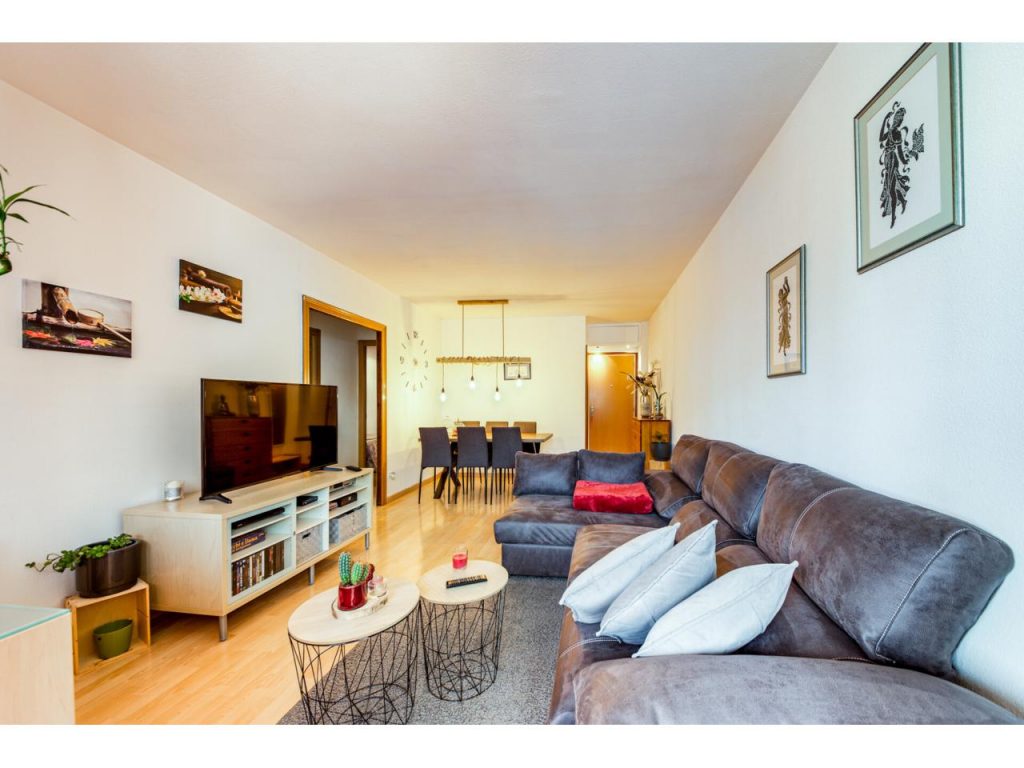 • Grifo Vacances, spécialiste location vacances en Andorre vous propose une large sélection de logements rénovés, confortablement aménagés et entièrement équipés tout confort.
• Tous nos logements sont idéalement situés à maximum 100 mètres du départ des pistes pour des séjours skis aux pieds sur le plus grand domaine skiable des Pyrénées.
• Deux destinations possibles :
Le Pas de la Casa, ville animée skis pied des pistes
Soldeu – El Tarter, village de charme avec accès direct aux pistes