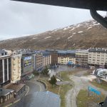 La taxe sur les logements vacants et les droits de mutation en Andorre : comprendre tous les frais annexes à l’achat Quand on investit dans l’immobilier en Andorre, le prix affiché n’est qu’une partie de l’équation. Pour calculer la rentabilité réelle, intégrons les frais annexes : droits de mutation, frais de notaire, taxes locales et, depuis quelques années, la taxe sur les logements vacants. Bien comprendre ces postes permet d’éviter les mauvaises surprises et d’optimiser son projet dès le départ.  1. Les droits de mutation (ITP / ITPI) Qu’est-ce que c’est ? En Andorre, les droits de mutation (souvent appelés ITP ou ITPI) correspondent à l’impôt prélevé sur le transfert de propriété immobilière. C’est l’équivalent des “frais de notaire” en France, mais avec une structure plus simple.  Taux et répartition Le taux global est de 4 % de la valeur réelle du bien. Cette somme est répartie entre : 1 % pour le gouvernement, • 3 % pour la commune avec laquelle se situe le bien. L’impôt est obligatoire pour toute acquisition de droits réels sur un immeuble (achat, transmission, etc.). Exonérations et allégements Une exonération de droits de mutation est prévue pour l’achat d’une première résidence principale, sous certaines conditions (plafond de prix, usage, etc.). Cela peut représenter une économie importante pour les primo‑accédants qui s’installent en Andorre. À retenir : les droits de mutation en Andorre sont de 4 %, ce qui reste généralement inférieur aux 5–8 % observés dans certaines régions françaises ou espagnoles. 2. Les frais de notaire et frais administratifs Honoraires notariaux Les frais de notaire pour un acte de vente sont habituellement compris entre 600 et 1 200 €, auxquels s’ajoute une tarification notariée d’environ 0,1 % du prix de vente. Le notaire vérifie la conformité juridique du bien, prépare l’acte authentique et assure l’enregistrement au registre foncier. Autres frais administratifs Selon les dossiers, il peut y avoir : frais d’enregistrement, frais de registres, éventuels frais de gestion ou de dossier liés à l’agence ou au conseil juridique. Ces montants restent généralement modestes par rapport aux droits de mutation. 3. La taxe sur les logements vacants (IHB) Objectif de la taxe L’impôt sur les logements vacants (IHB) a été créé pour favoriser la mise en location et lutter contre la vacance prolongée, dans un contexte de forte pression sur le marché locatif.wit+1 Il s’adresse aux propriétaires dont les logements restent inoccupés sans justification pendant une certaine période. Qui est concerné ? Tout propriétaire (personne physique ou morale) dont le logement est : inoccupé durant au moins 2 ans jusqu’au 31/12/2022, puis 1 an à partir du 01/01/2023, sans justification valable.wit+1 Sont exclus les biens utilisés pour : une activité économique, une résidence principale ou secondaire du propriétaire, des situations justifiées (travaux, santé, etc.). Base d’imposition et taux La base d’imposition est calculée sur la surface utile du logement en m².wit+1 Les taux ont évolué pour inciter fortement à la mise en location : 5,05 €/m² jusqu’au 31/12/2022, 10,00 €/m² jusqu’au 31/12/2023, 50,00 €/m² à partir du 01/01/2024.  Un appartement de 80 m² vacant sans justification peut donc entraîner une taxe annuelle de 4 000 € à partir de 2024, ce qui rend la vacance « passive » très coûteuse. Conséquences pour les investisseurs Cette taxe transforme la vacance prolongée en danger financier réel. Elle incite à : mettre en location (résidentielle ou touristique selon la réglementation), utiliser le bien comme résidence secondaire, ou justifier officiellement la vacance (travaux, situation particulière, etc.). Pour un investisseur, il est donc crucial d’intégrer cette contrainte dans la stratégie de détention et de location. 4. Autres taxes et charges à anticiper En plus des droits de mutation et de la taxe sur les logements vacants, prévoyons : la taxe foncière locale (généralement modérée comparée aux standards européens), les charges de copropriété si vous achetez en immeuble, l’électricité, l’eau, les assurances et, le cas échéant, les frais de gestion locative. Ces éléments, bien que récurrents, font partie intégrante du calcul de rentabilité nette. 5. Comment intégrer ces frais dans votre calcul de rentabilité ? Pour un investissement sérieux, il est recommandé de raisonner en coût total d’acquisition : Prix d’achat, droits de mutation (4%), frais de notaire et administratifs, éventuels travaux de mise aux normes ou de rénovation, Impact potentiel de la taxe sur les logements vacants si le bien risque de rester inoccupé. Ensuite, vous pouvez comparer différents scénarios : achat pour résidence principale (avec exonération possible des droits de mutation), achat pour résidence secondaire (avec usage réel), achat en pur investissement locatif (avec mise en location rapide pour éviter l’IHB). En résumé Les principaux frais annexes à l’achat en Andorre sont : Droits de mutation (ITP/ITPI) : 4% du prix, avec exonération possible pour première résidence principale. Frais de notaire : généralement de 600 à 1 200 € + 0,1 % du prix. Taxe sur les logements vacants (IHB) : jusqu’à 50 €/m² par an pour les biens inoccupés sans justification, ce qui rend la vacance prolongée très coûteuse.wit+1 Taxes foncières et charges courantes à ajouter dans le calcul de rentabilité. Bien maîtriser ces postes permet de transformer une contrainte fiscale en levier de stratégie : choisir le bon usage du bien, optimiser la durée de détention et éviter les régimes de vacance non justifiée. • Grifo Vacances, spécialiste location vacances en Andorre vous propose une large sélection de logements rénovés, confortablement aménagés et entièrement équipés tout confort. • Tous nos logements sont idéalement situés à maximum 100 mètres du départ des pistes pour des séjours skis aux pieds sur le plus grand domaine skiable des Pyrénées. • Deux destinations possibles : Le Pas de la Casa, ville animée skis pied des pistes Soldeu – El Tarter, village de charme avec accès direct aux pistes