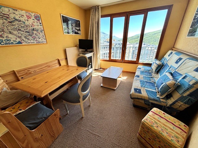 • Grifo Vacances, spécialiste location vacances en Andorre vous propose une large sélection de logements rénovés, confortablement aménagés et entièrement équipés tout confort.
• Tous nos logements sont idéalement situés à maximum 100 mètres du départ des pistes pour des séjours skis aux pieds sur le plus grand domaine skiable des Pyrénées.
• Deux destinations possibles :
Le Pas de la Casa, ville animée skis pied des pistes
Soldeu – El Tarter, village de charme avec accès direct aux pistes