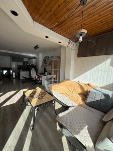 • Grifo Vacances, spécialiste location vacances en Andorre vous propose une large sélection de logements rénovés, confortablement aménagés et entièrement équipés tout confort. • Tous nos logements sont idéalement situés à maximum 100 mètres du départ des pistes pour des séjours skis aux pieds sur le plus grand domaine skiable des Pyrénées. • Deux destinations possibles : Le Pas de la Casa, ville animée skis pied des pistes Soldeu – El Tarter, village de charme avec accès direct aux pistes 