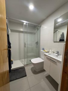 • Grifo Vacances, spécialiste location vacances en Andorre vous propose une large sélection de logements rénovés, confortablement aménagés et entièrement équipés tout confort. • Tous nos logements sont idéalement situés à maximum 100 mètres du départ des pistes pour des séjours skis aux pieds sur le plus grand domaine skiable des Pyrénées. • Deux destinations possibles : Le Pas de la Casa, ville animée skis pied des pistes Soldeu – El Tarter, village de charme avec accès direct aux pistes 