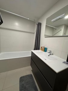 • Grifo Vacances, spécialiste location vacances en Andorre vous propose une large sélection de logements rénovés, confortablement aménagés et entièrement équipés tout confort. • Tous nos logements sont idéalement situés à maximum 100 mètres du départ des pistes pour des séjours skis aux pieds sur le plus grand domaine skiable des Pyrénées. • Deux destinations possibles : Le Pas de la Casa, ville animée skis pied des pistes Soldeu – El Tarter, village de charme avec accès direct aux pistes 