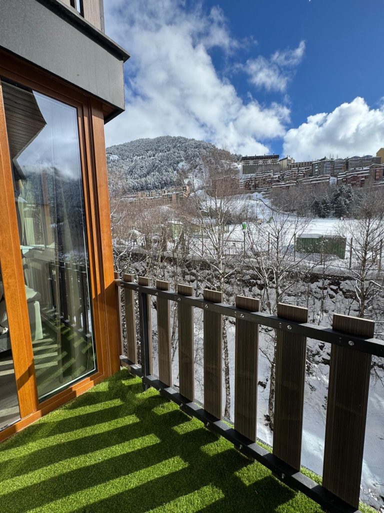 • Grifo Vacances, spécialiste location vacances en Andorre vous propose une large sélection de logements rénovés, confortablement aménagés et entièrement équipés tout confort.
• Tous nos logements sont idéalement situés à maximum 100 mètres du départ des pistes pour des séjours skis aux pieds sur le plus grand domaine skiable des Pyrénées.
• Deux destinations possibles :
Le Pas de la Casa, ville animée skis pied des pistes
Soldeu – El Tarter, village de charme avec accès direct aux pistes