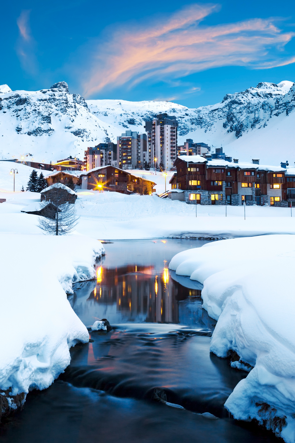 Jeff Danforth, chef de mission du Fonds monétaire international (FMI) en Andorre, a plaidé, lors de la présentation des conclusions concernant la Principauté, pour une libéralisation quasi totale du marché du logement. L'institution a identifié le problème du logement comme l'un des défis à moyen terme, au même titre que les retraites, et a recommandé de « laisser le marché s'autoréguler ». Le rapport du FMI sur les prévisions économiques andorranes a placé la libéralisation du marché immobilier parmi les réformes structurelles à entreprendre d'urgence, notamment pour ne pas aggraver la pénurie de main-d'œuvre. Bien qu'il considère positivement la désintervention progressive d'une grande partie du marché locatif comme une période transitoire visant à éviter un « choc », le FMI, selon M. Danforth, recommande toujours que les marchés s'autorégulent. Il a toutefois souligné que les politiques publiques doivent prévoir des aides spécifiques pour les plus vulnérables. Dans cette optique, il a expliqué qu’« il est plus judicieux d’aider les familles à faibles revenus que d’intervenir sur le prix des loyers pour tous », instaurant ainsi une mesure « dont pourraient bénéficier des personnes qui n’en auraient pas besoin ». « Il est plus judicieux d’aider les familles que d’intervenir sur le prix des loyers », a déclaré Jeff Danforth, chef de mission du FMI. Dans son rapport, le Fonds monétaire international souligne également que la correction des distorsions du marché du logement en Andorre vise à promouvoir un équilibre entre l’offre et la demande. Tout en protégeant les populations vulnérables, pourrait constituer un moyen plus efficace d’utiliser les ressources pour accroître le parc de logements abordables. L’institution préconise de plus une meilleure coordination entre les paroisses dans le but d'établir un système cohérent de permis et de redevances susceptible d’encourager davantage l’investissement dans le logement.• Grifo Vacances, spécialiste location vacances en Andorre vous propose une large sélection de logements rénovés, confortablement aménagés et entièrement équipés tout confort. • Tous nos logements sont idéalement situés à maximum 100 mètres du départ des pistes pour des séjours skis aux pieds sur le plus grand domaine skiable des Pyrénées. • Deux destinations possibles : Le Pas de la Casa, ville animée skis pied des pistes Soldeu – El Tarter, village de charme avec accès direct aux pistes 