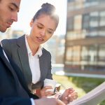 Comparatif fiscal : investir dans la pierre en Andorre vs France vs Espagne Pour un investisseur immobilier, la rentabilité ne dépend pas uniquement du prix au m² ou du loyer, mais également de la fiscalité qui s’applique à chaque étape : achat, détention, revenus locatifs et revente. Sur ces quatre postes, l’Andorre se distingue par une fiscalité globalement plus simple et plus légère que celle de la France ou de l’Espagne, ce qui change concrètement les calculs de rentabilité.  1. À l’achat : taxes et frais de transaction Andorre TVA/IGI sur l’immobilier neuf : 4,5 % sur le prix d’achat. Frais de notaire : généralement de 600 à 1 200 €, plus environ 0,1 % du prix de vente. Taxe sur l’investissement étranger pour les non‑résidents : 3 % pour un premier bien, 5 % pour un deuxième, 10 % à partir du troisième ou pour des projets considérés comme spéculatifs. Les ressortissants français et espagnols bénéficient d’une exonération de cette taxe sur les premiers biens. France Frais de notaire / droits de mutation : Dans l’ancien : souvent entre 7 % et 8 % du prix (frais de notaire + taxes incluses). Dans le neuf : droits réduits, mais avec TVA à 20 % intégrée dans le prix. Globalement, le coût fiscal à l’achat est élevé, surtout dans l'ancien.  Espagne Neuf : TVA à 10 % + frais notariaux et d’enregistrement. Ancien : ITP (Impuesto de Transmisiones Patrimoniales) souvent entre 6 % et 10 % selon la région, plus frais notariaux et d'enregistrement. Le total à l’achat est fréquemment plus élevé qu’en Andorre, plutôt si l’on inclut la TVA ou l’ITP et les frais annexes. À retenir : sur un bien neuf, l’Andorre (IGI 4,5 %) est souvent plus avantageuse que la France (TVA 20 % incluse dans le prix) et que l’Espagne (TVA 10 % + ITP sur l’ancien). 2. En détention : impôts sur les revenus locatifs Andorre Impôt sur le revenu (IRPF) : 0 % jusqu’à 24 000 €, 5 % de 24 001 € à 40 000 €, 10 % au‑delà de 40 000 €. Les revenus locatifs sont donc imposés à un taux maximal de 10 % pour les particuliers. Impôt sur les sociétés (IS) plafonné à 10 % pour les structures professionnelles. France Les revenus fonciers sont exigés à l’IR avec des tranches allant jusqu’à 45 %, plus 17,2 % de prélèvements sociaux selon le régime. Le taux marginal effectif peut donc dépasser 40–50 % sur les revenus locatifs les plus élevés.  Espagne Les revenus locatifs s’ajoutent au revenu global, avec des tranches qui peuvent aller jusqu’à 47 % selon les régions. Pour les non‑résidents, il existe un régime spécifique avec des taux autour de 19–24 % selon les cas. À retenir : sur les revenus locatifs, l’Andorre (max. 10 %) est nettement plus compétitive que la France (jusqu’à 45 % + 17,2 %) et l’Espagne (jusqu’à 47 %). Impôt sur le patrimoine et les taxes foncières Andorre Aucun impôt sur le patrimoine au sens classique. Une taxe foncière locale existe, mais elle reste relativement basse comparée aux standards européens.  France IFI (Impôt sur la fortune immobilière) dès 1,3 M€ de patrimoine immobilier net, avec des tranches progressives. Taxe foncière souvent élevée selon les communes. Espagne Impôt sur le patrimoine dans plusieurs régions, avec des taux et des abattements variables. Taxe foncière (IBI) significative dans les grandes villes et zones touristiques. À retenir : pour les investisseurs disposant d’un patrimoine immobilier important, l’absence d’impôt sur le patrimoine en Andorre est un avantage structurel majeur.  4. À la revente : plus-values immobilières Andorre Plus-values taxées selon un barème dégressif en fonction de la durée de détention : Environ 15 % si revente dans la première année, 13 % dans la deuxième, 10 % dans la troisième, puis réduction d’environ 1 % par année supplémentaire jusqu’à atteindre 0 % après une longue détention (souvent autour de 10–12 ans). Concrètement, le taux moyen observé se situe souvent autour de 5 % pour des détentions intermédiaires. France Plus-value immobilière imposée à 19 % + 17,2 % de prélèvements sociaux, avec des abattements pour durée de détention qui réduisent progressivement l’impôt, mais sans jamais atteindre 0 % aussi vite qu’en Andorre.mc-expatriation+1 Espagne Plus-values intégrées dans la base imposable avec des taux progressifs pouvant aller jusqu’à 23-26 % selon le montant du gain et la situation du contribuable, avec des exonérations partielles en cas de réinvestissement dans la résidence principale. À retenir : grâce au barème dégressif, l’Andorre permet de réduire fortement l’impôt sur les plus-values en cas de détention à moyen/long terme, jusqu’à atteindre une exonération totale, ce qui améliore nettement la rentabilité finale. 5. Exemple concret de rentabilité nette (illustratif) Prenons un investissement locatif avec 20 000 € de revenus nets annuels et une plus-value de 100 000 € après 6 ans de détention. Andorre Revenus locatifs : imposition maximale à 10 % → 2 000 € d’impôt. Plus-value : taux dégressif, par exemple environ 6 % après 6 ans → 6 000 € d’impôt. Total impôts : 8 000 €. France Revenus locatifs : selon le TMI, entre autres 30 % + 17,2 % → autour de 9 400 €. Plus-value : 19 % + 17,2 % (avec abattements partiels) → disons environ 12 000 €. Total impôts : 21 400 €. Espagne Revenus locatifs : selon tranche, par exemple 35% → 7 000 €. Plus-value : taux progressif, entre autres 20% → 20 000 €. Total impôts : 27 000 €. Même avec des hypothèses simplificatrices, l’écart de rentabilité nette est massif en faveur de l’Andorre.cyriljarnias+2 En résumé Sur les quatre postes clés (achat, revenus, patrimoine, revente), l’Andorre propose : des taxes à l’achat plus faibles (IGI 4,5 % vs TVA/ITP plus élevées), une imposition des revenus locatifs plafonnée à 10%, aucun impôt sur le patrimoine au sens classique, et un impôt sur les plus-values dégressif jusqu’à 0 %. Face à une France et une Espagne où la fiscalité peut facilement doubler ou tripler la charge fiscale totale, l’Andorre propose un environnement nettement plus favorable à la rentabilité réelle de l’investissement immobilier. • Grifo Vacances, spécialiste location vacances en Andorre vous propose une large sélection de logements rénovés, confortablement aménagés et entièrement équipés tout confort. • Tous nos logements sont idéalement situés à maximum 100 mètres du départ des pistes pour des séjours skis aux pieds sur le plus grand domaine skiable des Pyrénées. • Deux destinations possibles : Le Pas de la Casa, ville animée skis pied des pistes Soldeu – El Tarter, village de charme avec accès direct aux pistes
