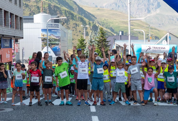 • Grifo Vacances, spécialiste location vacances en Andorre vous propose une large sélection de logements rénovés, confortablement aménagés et entièrement équipés tout confort. • Tous nos logements sont idéalement situés à maximum 100 mètres du départ des pistes pour des séjours skis aux pieds sur le plus grand domaine skiable des Pyrénées. • Deux destinations possibles : Le Pas de la Casa, ville animée skis pied des pistes Soldeu – El Tarter, village de charme avec accès direct aux pistes. Cet été, vivez l’ambiance unique du Pas de la Case au rythme de la Travessa, l’un des rendez-vous sportifs les plus emblématiques d’Andorre. Entre trail, montagne, animation de village et grands espaces, l’événement attire coureurs, familles et visiteurs dans un cadre exceptionnel. La nouveauté de cette édition est la Nocturne solidaire, une course urbaine de 4 km au cœur du Pas de la Case, pensée pour allier sport, convivialité et engagement caritatif. Une belle occasion de découvrir le village sous un autre angle, dans une atmosphère festive et animée. Programme 2026 Nocturne solidaire – 4 km : vendredi 14 août. Course nocturne solidaire dans les rues du centre, au départ de la place de l’église. Kids – 500 m : samedi 15 août. Cours gratuit et non chronométré pour les plus jeunes, en plein cœur du village. Estany – 3 km : dimanche 16 août. Parcours accessible jusqu’au lac des Abelletes, idéal pour les familles. Directa – 6 km : dimanche 16 août. Un tracé intermédiaire avec de superbes vues sur le Pas de la Case et Grau Roig. Antenes – 10 km : dimanche 16 août. Un parcours exigeant et spectaculaire pour les coureurs en quête de défi. Envalira – 22 km : dimanche 16 août. L’épreuve reine, au cœur des paysages de haute montagne andorrans. Tout au long du week-end, la place de l’église devient le cœur vibrant de l’événement avec le Village du Sport, les animations et l’ambiance conviviale qui font le charme du Pas de la Case en été. Les zones de départ et d’arrivée se situent rue Abelletes, à deux pas du centre. Dates et lieu : Pas de la Case (Encamp), du 13 au 16 août 2026. Plus d’informations et inscriptions sur le site officiel de la course. 