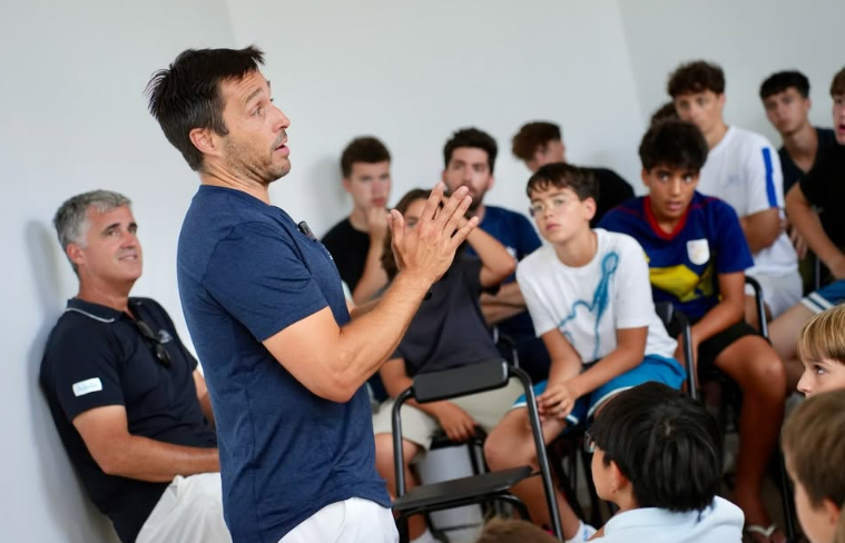 Le padel est devenu un sport très en vogue ces dernières années et représente aujourd'hui un véritable phénomène de masse, avec des millions de joueurs à travers le monde. C'est dans cet esprit que l'un des plus grands joueurs de l'histoire, s'est fixé pour objectif de créer un paradis pour les passionnés de cette discipline en principauté d'Andorre. Et a lancé le compte à rebours avant son inauguration. Comme l'a annoncé Fernando Belasteguín sur Instagram, le Bela Padel Center possède déjà un terrain dans la paroisse d'Encamp et son ouverture est prévue pour 2027. Ces installations spectaculaires devraient être « achevées en moins d'un an » et abriteront « le plus grand club couvert du pays ». Le complexe comprendra neuf courts de padel couverts, une salle de sport entièrement équipée de 800 mètres carrés, un restaurant Casa Bela et un vaste parking afin de faciliter l'accès à tous ses clients.• Grifo Vacances, spécialiste location vacances en Andorre vous propose une large sélection de logements rénovés, confortablement aménagés et entièrement équipés tout confort. • Tous nos logements sont idéalement situés à maximum 100 mètres du départ des pistes pour des séjours skis aux pieds sur le plus grand domaine skiable des Pyrénées. • Deux destinations possibles : Le Pas de la Casa, ville animée skis pied des pistes Soldeu – El Tarter, village de charme avec accès direct aux pistes 
