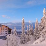 La résidence passive vs résidence active en Andorre : impact sur vos investissements et critères d’obtention En Andorre, le choix entre résidence passive et résidence active ne détermine pas par ailleurs votre statut administratif. Il influence aussi votre fiscalité, votre niveau d’investissement, votre présence dans le pays et votre manière de structurer votre patrimoine ou votre activité. Résidence passive La résidence passive s’adresse aux personnes qui ne travaillent pas en Andorre et dont les revenus proviennent principalement de l’étranger. Ce statut impose en général une présence minimale de 90 jours par an dans le pays, ainsi qu’un niveau d’investissement et des garanties financières plus élevés que la résidence active.setupandorra+1 Critères d’obtention Être majeur. Présenter un casier judiciaire vierge. Disposer d’une assurance maladie privée. Justifier de ressources suffisantes. Avoir un logement en Andorre. Réaliser un investissement dans des actifs andorrans, souvent avec un minimum significatif, selon la catégorie et la réglementation applicable. Impact sur vos investissements Ce statut est fréquemment privilégié par les profils patrimoniaux, les rentiers, les retraités fortunés et les investisseurs qui veulent vivre en Andorre sans activité professionnelle locale. Il est particulièrement adapté si votre objectif est de protéger votre patrimoine, diversifier vos actifs ou investir dans l’immobilier andorran. Résidence active La résidence active est conçue pour les personnes qui travaillent ou créent une activité en Andorre : salariés, indépendants, entrepreneurs ou profils professionnels qualifiés selon les cas. Le régime implique en général une présence minimale de 183 jours par an et un lien réel avec une activité économique dans le pays. Critères d’obtention Être majeur. Avoir un casier judiciaire vierge. Disposer d’un logement en Andorre. Justifier d’une activité professionnelle ou entrepreneuriale réelle. Démontrer une capacité financière suffisante. Selon le cas, détenir une participation significative dans une société andorrane ou exercer sous contrat local. Impact sur vos investissements La résidence active est souvent la plus logique pour les entrepreneurs et indépendants qui souhaitent développer une activité sur place. Elle permet de lier directement résidence, entreprise et stratégie commerciale, mais elle demande une implication opérationnelle plus forte. Critère Résidence passive Résidence active Activité en Andorre Non Oui Présence minimale 90 jours/an 183 jours/an Type de profil Patrimonial, investisseur, rentier Entrepreneur, salarié, indépendant Investissement exigé Plus élevé, souvent avec apport patrimonial Dépends du statut et du projet Objectif principal Résider sans activité locale Vivre et travailler en Andorre Quel statut choisir ? Si vous cherchez avant tout à installer votre patrimoine et à vivre en Andorre sans activité locale, la résidence passive est généralement la voie la plus adaptée. Si vous souhaitez travailler, créer ou développer une entreprise dans le pays, la résidence active sera plus cohérente. En résumé Le choix entre résidence passive et active doit se faire selon votre projet réel : investissement, fiscalité, activité professionnelle et niveau de présence désiré. Un bon accompagnement permet d’éviter les erreurs de structuration et d’optimiser dès le départ votre projet de vie ou d’investissement en Andorre.• Grifo Vacances, spécialiste location vacances en Andorre vous propose une large sélection de logements rénovés, confortablement aménagés et entièrement équipés tout confort. • Tous nos logements sont idéalement situés à maximum 100 mètres du départ des pistes pour des séjours skis aux pieds sur le plus grand domaine skiable des Pyrénées. • Deux destinations possibles : Le Pas de la Casa, ville animée skis pied des pistes Soldeu – El Tarter, village de charme avec accès direct aux pistes