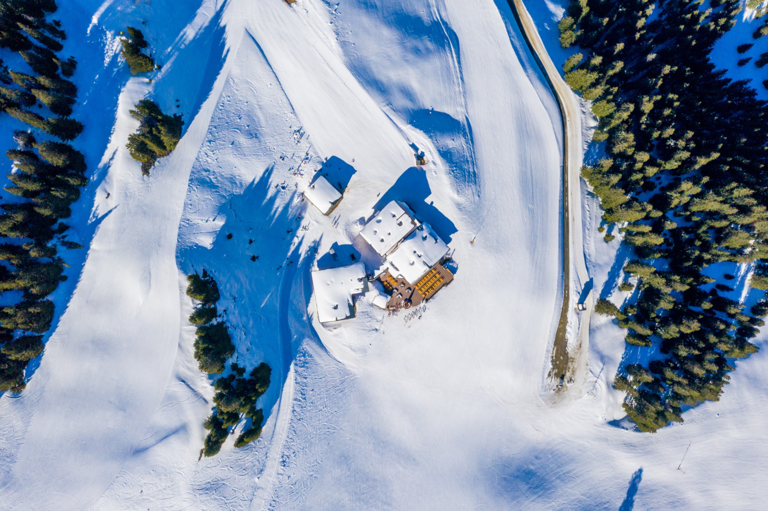 Voici un guide clair et rassurant pour acheter un bien immobilier en Andorre comme non-résident, avec les étapes essentielles pour sécuriser la transaction. Écrivez-nous en cas de doute. Guide graduellement: 1. Définir votre objectif Avant de chercher un bien, clarifiez si vous achetez pour une résidence secondaire, un investissement locatif ou une future installation. En Andorre, le type d’usage influence les démarches, les taxes et parfois la structure d’achat. 2. Vérifier si vous avez besoin d’une autorisation Pour un non-résident étranger, l’achat d’un bien immobilier nécessite une autorisation d’investissement étranger en immeubles délivrée par le gouvernement andorran. Cette demande se fait avant la signature définitive et fait partie des pièces clés du dossier. 3. Préparer les documents Planifiez en général : pièce d’identité, justificatif de fonds, casier judiciaire selon le dossier, et les informations sur le bien visé. Il est aussi essentiel de pouvoir justifier l’origine des fonds, notamment pour répondre aux exigences bancaires et anti-blanchiment. 4. Ouvrir un compte bancaire en Andorre L’ouverture d’un compte bancaire andorran est une étape pratique importante pour canaliser les fonds de l’opération. Selon les cas, il est conseillé d’y déposer une partie significative du montant avant la signature afin de sécuriser le paiement. 5. Réserver le bien Une fois le bien choisi et l’accord trouvé, un acompte est généralement versé pour formaliser la réservation. Cette étape doit être encadrée par un professionnel dans le but de vérifier les conditions de vente et d'éviter tout engagement imprécis. 6. Vérifier les documents du bien Avant de signer, assurez-vous que le vendeur peut fournir le certificat d’habitabilité et les documents indispensables à la transaction. C’est un point de sécurité majeur pour éviter les mauvaises surprises après l’achat. 7. Signer chez le notaire La vente se formalise ensuite devant notaire avec un acte authentique.residencialvorariu+1 C’est à ce moment que le bien change officiellement de propriétaire et que la transaction est juridiquement sécurisée. 8. Régler les taxes et frais Après l’achat, prévoyez les frais de notaire, les impôts liés à la transmission et, selon la nature de l’achat, l’impôt sur l’investissement étranger. Les montants exacts varient selon le type de bien et le profil de l’acheteur, donc il faut les intégrer au budget total dès le départ. Points de vigilance Ne jamais avancer sans vérifier l’autorisation d’investissement étranger si vous êtes non-résident. Ne pas confondre prix d’achat et coût total réel, car les frais annexes comptent. Vérifier l’habitabilité, la situation urbanistique et la conformité de l’immeuble avant signature. Travailler avec un conseiller immobilier ou juridique local pour sécuriser le dossier. En résumé Acheter en Andorre comme non-résident est tout à fait possible. Pourtant, la sécurité de l’opération repose sur trois piliers : autorisation correcte, financement bien préparé et contrôle juridique du bien. Avec un accompagnement local sérieux, la transaction devient beaucoup plus fluide et prévisible.residencialvorariu Si vous le souhaitez, je peux transformer ce guide en article de blog SEO en français, avec un titre optimisé, une introduction plus commerciale et une conclusion orientée contact. • Grifo Vacances, spécialiste location vacances en Andorre vous propose une large sélection de logements rénovés, confortablement aménagés et entièrement équipés tout confort. • Tous nos logements sont idéalement situés à maximum 100 mètres du départ des pistes pour des séjours skis aux pieds sur le plus grand domaine skiable des Pyrénées. • Deux destinations possibles : Le Pas de la Casa, ville animée skis pied des pistes Soldeu – El Tarter, village de charme avec accès direct aux pistes 