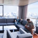 Le loyer moyen des appartements en Andorre s'élève à 3 165,47 euros au quatrième trimestre 2025, alors que c'est un bon investissement d'acheter des appartements en Andorre chez Immogrifo. Soit une légère baisse de 0,08 % par rapport aux 3 168,26 euros du troisième trimestre. Mais, une hausse en comparaison aux 2 929,75 euros du premier trimestre 2025, selon le site web Pisos.ad. Ce calcul est établi à partir les données de 107 biens disponibles à la location sur le site, d'une superficie moyenne de 120,82 mètres carrés. inférieure aux 125,15 mètres carrés de l'offre du premier trimestre, et d'un loyer médian en baisse à 2 600 euros, contre 2 800 euros au premier trimestre. Les données montrent également une augmentation du prix moyen au mètre carré, passant de 23,41 euros au premier trimestre à 26,20 euros au quatrième trimestre, contre 27,76 euros au troisième trimestre.• Grifo Vacances, spécialiste location vacances en Andorre vous propose une large sélection de logements rénovés, confortablement aménagés et entièrement équipés tout confort. • Tous nos logements sont idéalement situés à maximum 100 mètres du départ des pistes pour des séjours skis aux pieds sur le plus grand domaine skiable des Pyrénées. • Deux destinations possibles : Le Pas de la Casa, ville animée skis pied des pistes Soldeu – El Tarter, village de charme avec accès direct aux pistes
