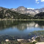 Les pièges administratifs à éviter lors d’un achat immobilier en Andorre : ce que personne ne vous dit avant de signer Acheter en Andorre attire de plus en plus d’investisseurs étrangers, mais derrière les belles annonces se cachent des pièges administratifs que beaucoup découvrent trop tard. Sans une bonne préparation, vous pouvez vous retrouver bloqué avec un contrat signé, des fonds engagés et une autorisation refusée ou retardée. 1. Penser que l’achat est automatique pour un non‑résident Beaucoup croient qu'avoir seulement l’argent et de signer. En réalité, l’achat par un non‑résident est encadré par des quotas, des plafonds et des autorisations spécifiques. Un non‑résident ne peut généralement détenir qu’un nombre limité de biens (par exemple un logement unifamilial ou deux appartements), avec des restrictions sur les parkings et dépendances. Si vous ne vérifiez pas ces règles avant de réserver, vous risquez de vous engager sur un bien que vous ne pourrez pas acheter légalement. 2. Signer un contrat de réservation sans clause suspensive Un piège classique est de verser un acompte important sans que le contrat ne soit conditionné à l’obtention de l’autorisation d’investissement étranger. Si l’autorisation tarde ou est refusée, vous pouvez vous retrouver coincé avec un contrat ferme et des fonds déjà versés, sans garantie de récupération. La bonne pratique est d’intégrer une clause suspensive claire liée à l’autorisation administrative. 3. Sous‑estimer l’autorisation d’investissement étranger L’autorisation d’investissement étranger est une pièce centrale du dossier, surtout pour les non‑résidents et les résidents de moins de trois ans. Elle peut être suspendue temporairement par le gouvernement selon la conjoncture, ce qui bloque de fait de nouvelles autorisations pendant certaines périodes. Ne jamais signer un engagement ferme avant d’avoir une vision claire de l’état des autorisations et des délais réels. 4. Oublier la taxe d’investissement étranger En plus des frais habituels, les acheteurs non‑résidents doivent payer une taxe d’investissement étranger calculée sur la valeur réelle du bien. Cette taxe est non remboursable, même si vous obtenez plus tard un statut de résident. Beaucoup découvrent ce coût après la signature, ce qui modifie sensiblement la rentabilité réelle de l’opération. 5. Négliger le certificat d’habitabilité et la conformité du bien Le vendeur doit fournir un certificat d’habitabilité valide, qui atteste que le bien respecte les conditions pour être habité. Dans l’ancien comme dans le neuf, il faut aussi vérifier la conformité urbanistique, les charges, les servitudes et les éventuels litiges. Acheter sans cette vérification, c’est prendre le risque de découvrir des problèmes majeurs après la signature. 6. Mal préparer le financement et le compte bancaire L’ouverture d’un compte bancaire en Andorre est souvent nécessaire pour canaliser les fonds de l’opération, avec des exigences strictes sur l’origine des fonds. Des dossiers mal planifiés, des justificatifs incomplets ou une banque qui refuse le compte peuvent retarder, voire faire échouer, la transaction. Anticipons cette étape et la traitons comme un élément clé du calendrier. 7. Confondre prix d’achat et coût réel de l’opération Le prix affiché est uniquement la base. Ajoutez : frais de notaire, taxes, impôts de transmission, taxe d’investissement étranger, éventuels frais d’agence et coûts de mise en conformité. Un projet rentable à première vue peut devenir très moyen une fois tous les coûts intégrés. 8. Se fier uniquement au promoteur ou à l’annonce Dans le neuf, il est fréquent que le promoteur n’informe pas explicitement de l’obligation d’autorisation avant la signature, ou minimise les contraintes administratives. Dans l’ancien, l’annonce peut masquer des problèmes de conformité, de charges ou de statut juridique du bien. La règle d’or : faire votre propre due diligence ou vous faire accompagner par un professionnel indépendant. En résumé Les principaux pièges sont : croire que l’achat est automatique, signer sans clause suspensive, sous‑estimer l’autorisation et la taxe étrangère, négliger l’habitabilité et la conformité, mal préparer le financement, et raisonner seulement en prix d'achat. Avec une préparation sérieuse et un accompagnement local compétent, ces risques deviennent maîtrisables et l’achat en Andorre reste un excellent levier patrimonial. Que faire au Pas de la Case en été : le guide complet des activités En été, le Pas de la Case change totalement de visage et devient une destination idéale pour profiter de la montagne andorrane autrement. Entre randonnées, lacs d’altitude, activités de plein air et shopping détaxé, la station garantit une belle alternative aux vacances classiques, dans un environnement naturel spectaculaire.  Que vous voyagiez en famille, en couple ou entre amis, le Pas de la Case et ses environs proposent de nombreuses activités pour tous les profils. De juin à septembre, c’est le moment parfait pour découvrir ses paysages, respirer l’air pur des Pyrénées et profiter d’un séjour simultanément actif, dépaysant et accessible. Randonnées et lacs de montagne : l’incontournable de l’été La randonnée est sans doute l’activité phare du Pas de la Case en été. La station constitue un excellent point de départ pour de nombreux sentiers balisés, avec des itinéraires adaptés à différents niveaux et des panoramas magnifiques sur la haute montagne andorrane.surfevasiopasdelacasa+1 Parmi les balades les plus appréciées, on retrouve le lac des Pessons, un circuit très agréable pour découvrir plusieurs lacs d’altitude dans un cadre minéral impressionnant. Le lac de Font Negre est une option plus courte et abordable, idéale pour une sortie en famille. Pour les marcheurs plus expérimentés, les estanys de Siscaró permettent de s’immerger dans un environnement plus sauvage et préservé. L’équipement recommandé reste celui d’une vraie sortie en montagne : chaussures adaptées, protection solaire, eau en quantité suffisante et vêtement coupe-vent, car la météo peut rapidement changer en altitude. Shopping détaxé et ambiance frontalière Au-delà de la montagne, le Pas de la Case est aussi connu pour son shopping détaxé, qui reste une activité incontournable toute l’année. En été, l’ambiance est plus calme qu’en hiver, ce qui permet de flâner plus tranquillement dans les boutiques et de profiter de bonnes affaires en toute simplicité. C’est un bon complément à une journée de randonnée ou à une escapade familiale, surtout pour ceux qui souhaitent mêler nature et plaisirs urbains dans un même séjour. Activités outdoor pour tous les goûts L’été au Pas de la Case ne se limite pas à la marche. La destination propose aussi d’autres loisirs de montagne comme le VTT, les sorties sportives, les activités d’aventure et, selon la période, diverses animations estivales qui dynamisent la station. C’est donc une destination particulièrement intéressante pour les voyageurs qui cherchent un séjour actif, avec une offre variée et un cadre naturel spectaculaire. Entre effort, détente et découverte, le Pas de la Case s’impose comme un excellent point de départ pour explorer l’Andorre en été.