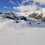 Où investir en Andorre ? Comparatif paroisse par paroisse : de la dynamique d’Andorre-la-Vieille au charme d’Ordino Investir en Andorre, ce n’est pas choisir un seul marché, mais plusieurs micro-marchés aux profils très différents. Chaque paroisse a son propre équilibre entre prix, demande locative, rendement, qualité de vie et potentiel patrimonial. Andorre-la-Vieille La capitale est la zone la plus dynamique pour la demande locative, les commerces et les appartements urbains.cyriljarnias+1 Les prix y sont élevés, souvent autour de 4 500 à 6 500 €/m². Pourtant, la liquidité du marché et la profondeur de la demande en font une valeur sûre pour un investissement locatif classique.  Profil d’investisseur : Recherche de stabilité. Location longue durée. Actifs urbains bien placés. Escaldes-Engordany C’est la paroisse la plus premium, portée par le commerce, les services et une forte attractivité résidentielle.cyriljarnias+1 Les prix peuvent dépasser ceux d’Andorre-la-Vieille, avec des niveaux autour de 5 000 à 6 500 €/m², voire plus sur certains biens de standing. Profil d’investisseur : Patrimoine haut de gamme. Biens de standing. Recherche de plus-value et d’image. La Massana La Massana propose un excellent compromis entre qualité de vie, proximité des pistes et potentiel locatif.  Les rendements y sont habituellement parmi les plus intéressants, autour de 5 % à 5,2 % sur certains biens, avec des prix encore plus accessibles que dans les paroisses centrales. Profil d’investisseur : Rendement équilibré. Location résidentielle ou saisonnière. Investisseur patrimonial à la recherche d’un bon ratio prix / rentabilité. Ordino Ordino séduit par son charme authentique, son environnement naturel et sa qualité de vie préservée. Le marché y est plus résidentiel, plus discret et moins spéculatif que dans les zones centrales, avec des prix généralement autour de 4 500 à 5 000 €/m² selon les secteurs. Profil d’investisseur : Patrimoine long terme. Résidence secondaire ou familiale. Recherche de tranquillité et de rareté. Canillo Canillo profite de l’effet Grandvalira et d’un positionnement intéressant pour les résidences secondaires et la location saisonnière. Les prix sont généralement plus contenus que dans les paroisses centrales, avec un marché porteur autour des zones touristiques. Profil d’investisseur : Saisonnier. Résidence de montagne. Achat plus accessible qu’à Escaldes ou Andorre-la-Vieille. Encamp Encamp est un marché intermédiaire, fréquemment plus abordable, avec un bon accès aux zones de ski et un potentiel locatif correct. C’est une paroisse intéressante pour entrer sur le marché andorran avec un budget plus raisonnable. Profil d’investisseur : Premier achat en Andorre. Budget contenu. Location à l’année ou mixte. Sant Julià de Lòria C’est l’une des paroisses les plus accessibles en prix, avec des niveaux souvent plus bas que dans le nord et le centre du pays. Les rendements y peuvent être très attractifs, parfois parmi les meilleurs de la Principauté, grâce à des prix d’achat plus faibles. Profil d’investisseur : Recherche de rendement brut. Budget d’entrée plus bas. Investissement locatif pragmatique. Quel choix selon votre objectif ? Objectif Paroisses les plus adaptées Objectif Paroisses les plus adaptées Rendement locatif Sant Julià de Lòria, La Massana, Encamp Patrimoine premium Escaldes-Engordany, Andorre-la-Vieille Résidence familiale Ordino, La Massana Investissement saisonnier Canillo, Encamp, La Massana Liquidité et demande forte Andorre-la-Vieille, Escaldes En résumé Si vous cherchez la dynamique et la liquidité, Andorre-la-Vieille et Escaldes-Engordany restent les pôles les plus solides.cyriljarnias+1 Si vous cherchez davantage de rendement, La Massana, Sant Julià et certains secteurs d’Encamp ou Canillo peuvent proposer de meilleures équations prix / loyers. Ainsi, si votre priorité est le charme patrimonial à long terme, Ordino reste une paroisse très attractive pour un achat de qualité. • Grifo Vacances, spécialiste location vacances en Andorre vous propose une large sélection de logements rénovés, confortablement aménagés et entièrement équipés tout confort. • Tous nos logements sont idéalement situés à maximum 100 mètres du départ des pistes pour des séjours skis aux pieds sur le plus grand domaine skiable des Pyrénées. • Deux destinations possibles : Le Pas de la Casa, ville animée skis pied des pistes Soldeu – El Tarter, village de charme avec accès direct aux pistes