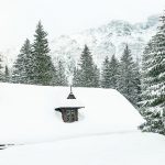 Investir dans l’immobilier commercial en Andorre : une alternative crédible au résidentiel ? L’immobilier résidentiel reste le segment le plus visible du marché andorran. Pourtant, les locaux commerciaux, bureaux, garages et parkings peuvent constituer une alternative intéressante pour diversifier un patrimoine. Leur rentabilité potentielle peut être supérieure à celle d’un appartement. En revanche, le risque dépend davantage de l’emplacement, du locataire et de la durée de vacance. En 2025, les locaux destinés aux commerces et à la restauration affichaient un prix moyen d’environ 4 426 € par m², tandis que les loyers moyens atteignaient environ 25,10 € par m² et par mois. Ces chiffres sont des moyennes : un local en emplacement premium ne se valorise pas comme un commerce situé dans une rue secondaire. 1. Les locaux commerciaux Les commerces bénéficient de l’activité touristique, du pouvoir d’achat local, des résidents étrangers et de la concentration commerciale autour d’Andorre-la-Vieille et d’Escaldes-Engordany. Les emplacements les plus recherchés Avenue Meritxell et secteurs centraux d’Andorre-la-Vieille. Avenue Carlemany et zones commerciales d’Escaldes-Engordany. Axes fréquentés par les touristes. Zones proches des hôtels, parkings et grands pôles commerciaux. Secteurs touristiques comme le Pas de la Case, Canillo ou El Tarter. Les meilleurs locaux peuvent atteindre des loyers très élevés, mais leur prix d’acquisition intègre déjà souvent cette attractivité. Dans les emplacements commerciaux les plus forts, le rendement brut peut se situer autour de 4 à 5 %, selon le prix payé, le bail et la qualité du locataire. Avantages Baux potentiellement plus longs que dans le résidentiel. Revenus plus prévisibles avec un locataire professionnel solide. Possibilité de répercuter certaines charges selon le contrat. Potentiel de revalorisation dans les zones commerciales établies. Risques Vacance locative parfois longue. Travaux d’adaptation coûteux pour chaque activité. Dépendance à la fréquentation et à la visibilité de l’emplacement. Risque de défaut ou de départ du locataire. Revente plus lente qu’un appartement standard. Un local vide semble attractif sur le papier, mais il faut vérifier pourquoi il est vacant, depuis combien de temps et si l’activité envisagée est réellement compatible avec la zone. 2. Les bureaux Les bureaux peuvent intéresser les investisseurs qui recherchent des actifs professionnels à louer à des entreprises, des consultants, cabinets ou sociétés de services. La demande est toutefois plus sélective que pour le résidentiel. Un bureau ancien, mal isolé, sans parking ni difficile d’accès risque de rester vacant, même si son prix au mètre carré paraît attractif. Les critères essentiels Proximité des transports et des services. Accès facile pour les salariés et les clients. Parking ou places disponibles à proximité. Fibre optique et installations techniques modernes. Bonne luminosité et configuration flexible. Classe énergétique et coûts d’exploitation maîtrisés. Possibilité de division en plusieurs espaces. Les annonces disponibles montrent une offre limitée de bureaux à vendre, avec des prix d’entrée très variables selon la surface et la localisation. Cette faible profondeur de marché peut être un avantage pour un bien de qualité, mais elle réduit aussi la facilité de comparaison et de revente. 3. Les garages et parkings Les parkings constituent généralement une solution plus simple pour commencer à investir avec un budget inférieur à celui d’un local ou d’un appartement. Ils peuvent répondre à une demande régulière dans les zones où le stationnement est rare, notamment dans les centres urbains, les secteurs touristiques et les résidences avec lesquelles les appartements ne disposent pas suffisamment de place. Des estimations de marché situent la rentabilité des parkings autour de 4 à 6 % par an, avec des niveaux parfois supérieurs dans les emplacements particulièrement recherchés. Les avantages Ticket d’entrée plus accessible. Peu de travaux et d’entretien. Gestion locative relativement simple. Risque technique limité. Demande potentiellement stable. Possibilité de louer séparément ou avec un logement. Les points à vérifier Facilité d’accès et largeur des rampes. Dimensions adaptées aux véhicules actuels. Charges de copropriété. Sécurité et vidéosurveillance. Situation juridique de la place. Possibilité de louer séparément. Demande réelle dans le quartier. Risque de rotation des locataires. Un parking très éloigné des logements ou des commerces peut avoir un faible taux de vacance, mais il faut l’évaluer avec des annonces comparables et des loyers réellement pratiqués. 4. Comparaison avec l’immobilier résidentiel Critère Résidentiel Local commercial Bureau Garage / parking Demande Large Dépend de l’emplacement Plus spécialisée Local et pratique Gestion Moyenne Plus technique Moyenne à élevée Simple Vacance Généralement modérée Peut être longue Variable Souvent limitée si bien situé Travaux Variables Souvent importants Variables Faibles Rendement potentiel Environ 4 à 6% brut selon le bien Environ 5 à 8% dans certaines analyses Variable Environ 4 à 6% Revente Plus liquide Plus spécialisée Plus lente Il dépend de la demande locale Risque principal Charges et réglementation locative Départ du locataire Obsolescence du bien Mauvais emplacement Les taux indiqués sont des ordres de grandeur issus d’analyses de marché et non des rendements garantis. Le rendement net peut être bien inférieur après fiscalité, charges, assurance, travaux, gestion et périodes sans locataire. 5. Le calcul du rendement réel Distinguons trois indicateurs : Rendement brut, mieux parler avec nous. Rendement net Rendement net après fiscalité Il faut également intégrer les impôts applicables, les frais bancaires et la fiscalité du propriétaire. Certains professionnels présentent les revenus locatifs commerciaux comme imposés à un taux maximal de 10 %. En revanche, le traitement dépend du statut du propriétaire, de la structure utilisée, de la résidence fiscale et de la nature des revenus. 6. Les frais à ne pas oublier Lors de l’acquisition, prévoyez notamment : Droits de mutation et taxes applicables. Frais de notaire, généralement composés d’un montant fixe et d’un pourcentage du prix. Frais d’agence éventuels. Travaux de remise aux normes. Charges de copropriété. Assurance du bien. Honoraires de gestion. Périodes de vacance. Frais juridiques et comptables. Fiscalité sur les loyers et la revente. Pour un local commercial, les travaux peuvent représenter une part importante du budget : extraction, électricité, climatisation, accessibilité, vitrines, enseigne ou mise en conformité. 7. Quel actif choisir selon votre profil ? Investisseur prudent Le parking ou le garage bien situés offrent souvent la gestion la plus simple et un budget d’entrée plus accessible. Ce n’est pas forcément l’actif qui produit le rendement le plus élevé, mais il peut être pertinent pour commencer. Investisseur recherchant du rendement Un local commercial acheté sous sa valeur, avec un locataire fiable et un bail sécurisé, peut dépasser le rendement d’un appartement. Il faut néanmoins accepter un risque de vacance plus important. Investisseur patrimonial Un bureau ou un local situé dans une zone centrale peut privilégier une diversification intéressante, notamment si le locataire est une entreprise stable et si le contrat prévoit une durée suffisante. Entrepreneur occupant son propre local L’achat peut permettre de contrôler son outil de travail et de remplacer une dépense de loyer par un actif patrimonial. Il faut cependant comparer le rendement obtenu en location avec l’intérêt stratégique d’occuper soi-même le local. 8. La meilleure stratégie en 2026 La stratégie la plus équilibrée consiste à ne pas rechercher uniquement le rendement affiché, mais à privilégier : Un emplacement dans lequel la demande existe déjà. Un bien facilement relouable à plusieurs types d’activités. Un locataire solvable ou un bail bien sécurisé. Des charges maîtrisées. Un coût total explicitement calculé. Une stratégie de sortie réaliste. Une vérification juridique et fiscale avant l’achat. Conclusion L’immobilier commercial en Andorre peut être une alternative crédible au résidentiel, notamment pour un investisseur qui souhaite diversifier ses revenus. Les parkings garantissent une gestion simple, les locaux commerciaux peuvent générer des rendements supérieurs, et les bureaux peuvent convenir à une stratégie patrimoniale professionnelle. Mais, ces actifs exigent une analyse plus précise que l’achat d’un appartement. Le véritable indicateur n’est pas le rendement brut annoncé, mais le rendement net après vacance, travaux, charges, fiscalité et coût de revente. Dans ce marché, l’emplacement et la qualité du locataire comptent souvent davantage que le prix d’achat seul. • Grifo Vacances, spécialiste location vacances en Andorre vous propose une large sélection de logements rénovés, confortablement aménagés et entièrement équipés tout confort. • Tous nos logements sont idéalement situés à maximum 100 mètres du départ des pistes pour des séjours skis aux pieds sur le plus grand domaine skiable des Pyrénées. • Deux destinations possibles : Le Pas de la Casa, ville animée skis pied des pistes Soldeu – El Tarter, village de charme avec accès direct aux pistes