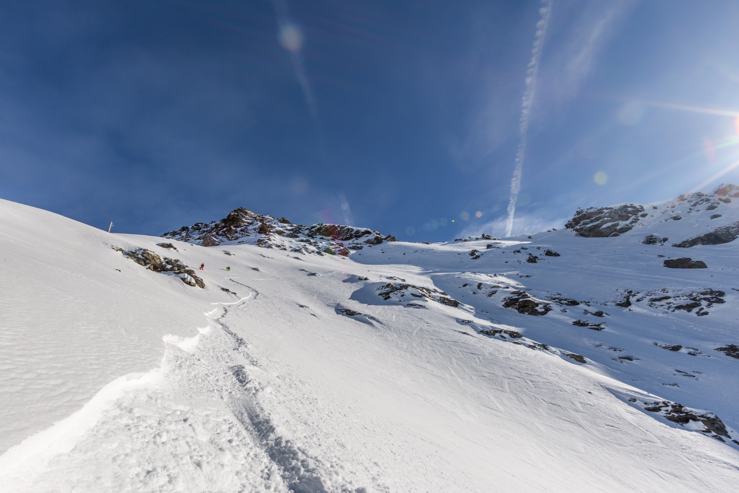 Où investir en Andorre ? Comparatif paroisse par paroisse : de la dynamique d’Andorre-la-Vieille au charme d’Ordino

Investir en Andorre, ce n’est pas choisir un seul marché, mais plusieurs micro-marchés aux profils très différents.
Chaque paroisse a son propre équilibre entre prix, demande locative, rendement, qualité de vie et potentiel patrimonial.

Andorre-la-Vieille

La capitale est la zone la plus dynamique pour la demande locative, les commerces et les appartements urbains.cyriljarnias+1
Les prix y sont élevés, souvent autour de 4 500 à 6 500 €/m². Pourtant, la liquidité du marché et la profondeur de la demande en font une valeur sûre pour un investissement locatif classique. 

Profil d’investisseur :

Recherche de stabilité.
Location longue durée.
Actifs urbains bien placés.
Escaldes-Engordany

C’est la paroisse la plus premium, portée par le commerce, les services et une forte attractivité résidentielle.cyriljarnias+1
Les prix peuvent dépasser ceux d’Andorre-la-Vieille, avec des niveaux autour de 5 000 à 6 500 €/m², voire plus sur certains biens de standing.

Profil d’investisseur :

Patrimoine haut de gamme.
Biens de standing.
Recherche de plus-value et d’image.
La Massana

La Massana propose un excellent compromis entre qualité de vie, proximité des pistes et potentiel locatif. 

Les rendements y sont habituellement parmi les plus intéressants, autour de 5 % à 5,2 % sur certains biens, avec des prix encore plus accessibles que dans les paroisses centrales.

Profil d’investisseur :

Rendement équilibré.
Location résidentielle ou saisonnière.
Investisseur patrimonial à la recherche d’un bon ratio prix / rentabilité.
Ordino

Ordino séduit par son charme authentique, son environnement naturel et sa qualité de vie préservée.
Le marché y est plus résidentiel, plus discret et moins spéculatif que dans les zones centrales, avec des prix généralement autour de 4 500 à 5 000 €/m² selon les secteurs.

Profil d’investisseur :

Patrimoine long terme.
Résidence secondaire ou familiale.
Recherche de tranquillité et de rareté.
Canillo

Canillo profite de l’effet Grandvalira et d’un positionnement intéressant pour les résidences secondaires et la location saisonnière.
Les prix sont généralement plus contenus que dans les paroisses centrales, avec un marché porteur autour des zones touristiques.

Profil d’investisseur :

Saisonnier.
Résidence de montagne.
Achat plus accessible qu’à Escaldes ou Andorre-la-Vieille.
Encamp

Encamp est un marché intermédiaire, fréquemment plus abordable, avec un bon accès aux zones de ski et un potentiel locatif correct.
C’est une paroisse intéressante pour entrer sur le marché andorran avec un budget plus raisonnable.

Profil d’investisseur :

Premier achat en Andorre.
Budget contenu.
Location à l’année ou mixte.
Sant Julià de Lòria

C’est l’une des paroisses les plus accessibles en prix, avec des niveaux souvent plus bas que dans le nord et le centre du pays.
Les rendements y peuvent être très attractifs, parfois parmi les meilleurs de la Principauté, grâce à des prix d’achat plus faibles.

Profil d’investisseur :

Recherche de rendement brut.
Budget d’entrée plus bas.
Investissement locatif pragmatique.
Quel choix selon votre objectif ?

Objectif

Paroisses les plus adaptées

Objectif

Paroisses les plus adaptées

Rendement locatif

Sant Julià de Lòria, La Massana, Encamp

Patrimoine premium

Escaldes-Engordany, Andorre-la-Vieille

Résidence familiale

Ordino, La Massana

Investissement saisonnier

Canillo, Encamp, La Massana

Liquidité et demande forte

Andorre-la-Vieille, Escaldes

En résumé

Si vous cherchez la dynamique et la liquidité, Andorre-la-Vieille et Escaldes-Engordany restent les pôles les plus solides.cyriljarnias+1
Si vous cherchez davantage de rendement, La Massana, Sant Julià et certains secteurs d’Encamp ou Canillo peuvent proposer de meilleures équations prix / loyers.
Ainsi, si votre priorité est le charme patrimonial à long terme, Ordino reste une paroisse très attractive pour un achat de qualité.

• Grifo Vacances, spécialiste location vacances en Andorre vous propose une large sélection de logements rénovés, confortablement aménagés et entièrement équipés tout confort.
• Tous nos logements sont idéalement situés à maximum 100 mètres du départ des pistes pour des séjours skis aux pieds sur le plus grand domaine skiable des Pyrénées.
• Deux destinations possibles :
Le Pas de la Casa, ville animée skis pied des pistes
Soldeu – El Tarter, village de charme avec accès direct aux pistes

