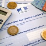 L’impact du statut de résident fiscal sur votre patrimoine mondial : optimisation et conformité Devenir résident fiscal en Andorre ne consiste pas de même à changer d’adresse. Cela modifie la manière dont vos revenus, vos biens immobiliers, vos comptes bancaires et votre patrimoine mondial sont traités fiscalement. L’enjeu est double : optimiser légalement votre situation patrimoniale tout en restant parfaitement conforme aux règles de votre pays d’origine et aux conventions fiscales applicables. Ce que change la résidence fiscale En Andorre, la résidence fiscale s’applique en général si vous séjournez plus de 183 jours par an dans le pays, ou si le centre de vos intérêts économiques s’y trouve. Une fois résident fiscal, vos revenus mondiaux peuvent entrer dans la base imposable andorrane, sous réserve des conventions internationales et des règles anti-double imposition. Cela signifie que la résidence fiscale n’est pas qu’un statut de confort : elle modifie la lecture globale de votre patrimoine et de vos flux financiers. Optimisation patrimoniale L’Andorre est attractive pour les patrimoines élevés grâce à plusieurs avantages structurants : impôt sur le revenu plafonné à 10%. absence d’impôt sur la fortune classique. absence de droits de succession et de donation. fiscalité des sociétés plafonnée à 10%. Pour un investisseur, cela permet de restructurer son patrimoine avec plus de souplesse : immobilier, holdings, participations, revenus étrangers et transmission familiale peuvent être organisés dans un cadre plus léger que dans de nombreux pays européens. Ce qu’il faut déclarer La conformité est essentielle. Un résident fiscal andorran doit en général : déclarer ses revenus mondiaux dans sa déclaration annuelle en Andorre. signaler ses comptes bancaires étrangers aux autorités andorranes. respecter les obligations déclaratives restantes dans le pays d’origine si certains revenus ou actifs y demeurent imposables. Si vous conservez des actifs en France, par exemple, vous pouvez continuer à devoir déclarer certains revenus de source française en France, selon la convention fiscale et votre situation réelle.  Les points de vigilance Le changement de résidence fiscale doit être réel et documenté. Il faut éviter les situations de double résidence ou de résidence « de façade ».  Les règles de votre pays d’origine restent importantes, notamment en matière d’exit tax, de comptes bancaires étrangers ou d’actifs encore situés hors d’Andorre. Les conventions fiscales, comme celle entre la France et Andorre, jouent un rôle central dans la répartition du droit d'imposer. En résumé Le statut de résident fiscal andorran peut transformer un patrimoine mondial en un ensemble plus lisible, plus léger et souvent plus efficient fiscalement. Mais, cette optimisation n’a de valeur que si elle est accompagnée d’une conformité totale : présence réelle, déclarations complètes et bonne structuration des actifs • Grifo Vacances, spécialiste location vacances en Andorre vous propose une large sélection de logements rénovés, confortablement aménagés et entièrement équipés tout confort. • Tous nos logements sont idéalement situés à maximum 100 mètres du départ des pistes pour des séjours skis aux pieds sur le plus grand domaine skiable des Pyrénées. • Deux destinations possibles : Le Pas de la Casa, ville animée skis pied des pistes Soldeu – El Tarter, village de charme avec accès direct aux pistes