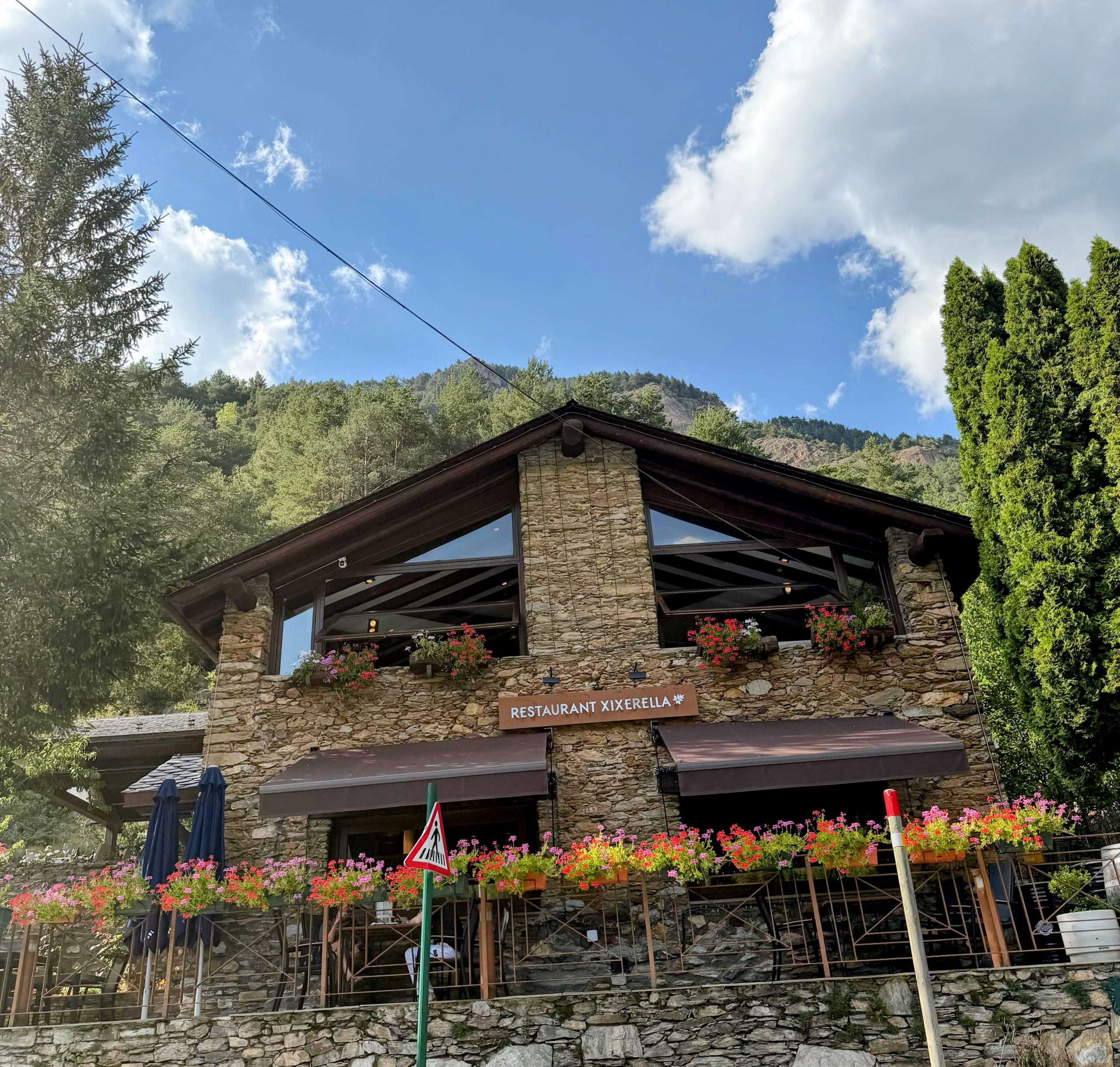 Pourquoi l’Andorre est l’un des pays les plus sûrs pour sa famille et ses actifs L’Andorre offre un environnement particulièrement rassurant pour les familles et les investisseurs grâce à sa faible criminalité, sa stabilité institutionnelle, son cadre financier réglementé et sa capacité à préserver un niveau de vie élevé. Cette sécurité ne concerne pas uniquement les personnes : elle concerne également la manière dont un patrimoine peut être structuré, diversifié et transmis. 1. Un niveau de sécurité exceptionnel L’Andorre est régulièrement classée parmi les territoires les plus sûrs au monde. Selon le Crime and Safety Index 2026 de Numbeo, elle arrive en deuxième position mondiale et en première position européenne, avec un indice de sécurité de 84,80. Il s’agit toutefois d’un indicateur fondé principalement sur la perception des utilisateurs, et non d’une statistique pénale officielle. Les données communiquées par le Gouvernement andorran confirment néanmoins une criminalité très faible. En 2024, la police a enregistré 9 724 interventions, mais seulement 6 à 8% concernaient directement la sécurité publique. Le Gouvernement décrit ainsi l’Andorre comme un pays sûr et pacifique, avec un taux de criminalité très bas. Pour une famille, cela se traduit notamment par : un environnement calme au quotidien ; une faible exposition aux violences et aux cambriolages ; une grande facilité à se déplacer dans les villes et les paroisses ; une vie sociale relativement paisible ; un cadre adapté aux enfants et à une vie familiale stable. La sécurité absolue n’existe pas. L’Andorre connaît également des affaires de fraude, de vols et de délits liés à la circulation. Son avantage réside surtout dans le niveau global de risque, particulièrement bas par rapport à de nombreux pays européens. 2. Une stabilité politique et économique L’Andorre est un petit État européen doté d’institutions stables et d’un cadre juridique propre. Sa taille limite certains risques liés à l’instabilité politique ou aux tensions sociales de grande ampleur. Sur le plan économique, le FMI indiquait en 2025 que l’économie andorrane restait résiliente, avec une croissance supérieure à son potentiel de long terme, un chômage historiquement bas et un secteur bancaire considéré comme solide dans un contexte de transformation économique. Cette stabilité est intéressante pour les familles qui souhaitent : s’installer dans un environnement prévisible ; protéger leur activité professionnelle ; réduire leur exposition à certains risques économiques ; planifier leur patrimoine sur plusieurs années ; disposer d’un cadre européen sans vivre dans une grande métropole. Il est cependant important de ne pas présenter l’Andorre comme un territoire sans risques. Le pays reste exposé à la conjoncture internationale, à la dépendance envers les services et l’immobilier, ainsi qu’aux évolutions réglementaires européennes. 3. Un système financier mieux encadré L’Andorre ne fonctionne plus comme l’ancien modèle de place bancaire opaque souvent associé aux petits États européens. Le pays a renforcé sa coopération internationale, ses mécanismes de transparence et la surveillance de son secteur financier. L’OCDE suit notamment le cadre andorran concernant l’échange international d’informations et la transparence des bénéficiaires effectifs. De son côté, MONEYVAL a relevé les progrès réalisés par l’Andorre dans plusieurs domaines de réglementation et de supervision financière. Les dépôts bancaires bénéficient par ailleurs d’une garantie pouvant atteindre 100 000 euros par déposant et par établissement, dans le cadre du Fagadi. Les investisseurs doivent néanmoins comprendre qu’il s’agit d’une protection limitée : un montant supérieur à 100 000 euros ne bénéficie pas automatiquement de la même couverture. La bonne approche consiste donc à : répartir les liquidités entre plusieurs établissements ; distinguer patrimoine bancaire, immobilier et financier ; vérifier la solidité et la réglementation de chaque intermédiaire ; conserver une documentation complète sur l’origine des fonds ; travailler avec des conseillers juridiques et fiscaux compétents. 4. Un cadre favorable, mais pas magique L’Andorre peut être intéressante pour les actifs en raison de son environnement fiscal et patrimonial, mais il faut éviter les slogans tels que « zéro impôt » ou « patrimoine totalement protégé ». La fiscalité dépend : de la résidence fiscale réelle ; de la nature des revenus ; du pays d’origine des actifs ; des conventions fiscales applicables ; de la structure de détention ; des règles relatives à la succession et aux donations ; des nouvelles règles concernant les investissements étrangers. Les conditions de résidence et d’investissement ont récemment évolué. Certaines sources spécialisées indiquent notamment une hausse des exigences applicables à la résidence passive et à l’investissement immobilier étranger à partir de 2026. Ces conditions doivent être vérifiées au moment du projet auprès des autorités ou d’un professionnel qualifié. L’Andorre protège donc mieux un patrimoine correctement déclaré, diversifié et structuré qu’un patrimoine simplement transféré dans le pays sans analyse préalable. 5. Un choix pertinent pour une famille internationale L’attrait principal de l’Andorre réside dans la combinaison de plusieurs facteurs : faible niveau de criminalité ; stabilité institutionnelle ; environnement économique résilient ; réglementation financière renforcée ; proximité avec la France et l’Espagne ; cadre de vie montagnard et peu urbanisé ; possibilité de structurer une résidence et un patrimoine de manière légale. L’Andorre n’est donc pas une solution automatique pour tout le monde. Elle devient réellement pertinente lorsqu’elle correspond à un projet cohérent : installation familiale, activité économique, investissement immobilier, diversification patrimoniale et planification fiscale internationale. Version courte pour une page commerciale Pourquoi choisir l’Andorre pour sa famille et son patrimoine ? L’Andorre combine un niveau de sécurité exceptionnel, une grande stabilité institutionnelle, un secteur financier réglementé et un environnement favorable aux familles internationales. Ici, la protection patrimoniale ne repose pas sur des promesses irréalistes, mais sur une stratégie globale : résidence fiscale correctement établie, investissements diversifiés, choix des structures adaptées et accompagnement juridique et fiscal. L’objectif n’est pas de rechercher un avantage fiscal à tout prix, mais de construire un cadre de vie et un patrimoine plus stables, plus lisibles et mieux organisés. La formulation la plus crédible est donc : « l’Andorre figure parmi les pays les plus sûrs au monde et peut offrir un excellent cadre de protection familiale et patrimoniale, à condition que le projet soit structuré légalement et adapté à la situation de chaque investisseur. » • Grifo Vacances, spécialiste location vacances en Andorre vous propose une large sélection de logements rénovés, confortablement aménagés et entièrement équipés tout confort. • Tous nos logements sont idéalement situés à maximum 100 mètres du départ des pistes pour des séjours skis aux pieds sur le plus grand domaine skiable des Pyrénées. • Deux destinations possibles : Le Pas de la Casa, ville animée skis pied des pistes Soldeu – El Tarter, village de charme avec accès direct aux pistes