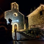 Quelle rentabilité locative espérer en Principauté d’Andorre en 2026 ? Analyse des rendements selon les zones et typologies de biens La rentabilité locative en Andorre reste attractive en 2026. Cependant, elle varie fortement selon la paroisse, la taille du bien et le type de location envisagé. Concrètement, les rendements bruts résidentiels se situent le plus souvent de 3,5 à 6 %, avec des pointes plus hautes pour les petites surfaces bien placées ou les biens saisonniers proches des zones touristiques.  Rendements moyens constatés Les données de marché disponibles en 2026 situent la rentabilité locative brute moyenne autour de 5,5 % à 5,6 % dans la Principauté. Sur les biens résidentiels classiques, la fourchette la plus réaliste reste souvent comprise de 4 à 5,5 %, tandis que les biens les plus positionnés peuvent dépasser ce niveau. Rendements par zone Andorra la Vella Les appartements de standing en centre-ville offrent généralement des rendements bruts autour de 4 % à 5,5 %. La demande y résiste, mais les prix d’achat élevés compressent naturellement le rendement. Escaldes-Engordany Cette paroisse premium affiche des rendements fréquemment proches de 5 % à 6 % selon le bien et son emplacement. Les petites surfaces ou les appartements très bien situés restent les plus performants. La Massana La Massana ressort comme une zone très intéressante pour l’investisseur locatif, avec des rendements bruts autour de 5 % à 5,2 % dans les estimations disponibles. C’est un bon compromis entre prix d’achat, demande locative et qualité de vie. Sant Julià de Lòria Les biens plus accessibles peuvent afficher des rendements bruts de 5,5 % à 7 % selon le type de logement et le niveau de loyer. Cette zone est souvent citée parmi les plus rentables en location résidentielle classique. Encamp, Ordino, Canillo Ces paroisses présentent des niveaux intermédiaires, généralement autour de 4 % à 5 %, avec des variations selon le secteur exact et la typologie du bien. Rendements par typologie de bien Studios et petites surfaces Ce sont habituellement les biens les plus rentables en pourcentage, avec des rendements pouvant atteindre 6 % à 8 % dans les zones commerciales ou très demandées.ecap-andorre+1 Ils attirent des actifs, travailleurs frontaliers ou résidents à la recherche de solutions compactes. Appartements familiaux Les appartements de 2 à 3 chambres proposent une rentabilité plus stable, habituellement située de 4 à 6 %. Ils conviennent bien à une stratégie patrimoniale de moyen à long terme. Chalets et biens premium Les chalets et biens haut de gamme ont souvent un rendement brut plus modeste, autour de 3,5 % à 5 %, mais ils misent davantage sur la valorisation patrimoniale et la rareté. Leur force réside plutôt dans la plus-value potentielle que dans le cash-flow immédiat. Location saisonnière Dans les zones proches de Grandvalira, Soldeu ou El Tarter, la location saisonnière peut dépasser 6 % bruts si le bien est bien situé et autorisé pour ce type d’exploitation. C’est un segment intéressant, mais plus sensible à la réglementation et à la gestion opérationnelle. Rendement net : ce qu’il faut vraiment regarder Le rendement brut est utile pour comparer les zones, pourtant le rendement net est l’indicateur décisif. Après charges, Après taxes, vacance locative et gestion, la rentabilité nette en Andorre se situe fréquemment autour de 3 % à 5,5 % selon la qualité de l’actif et la stratégie mise en place. La fiscalité andorrane, plus douce qu’en France ou en Espagne, améliore sensiblement ce rendement net et renforce l’intérêt du marché pour les investisseurs patrimoniaux.  En résumé En 2026, l’investisseur peut raisonnablement viser en Andorre : 3,5 % à 5 % sur des biens premium ou très chers. 4 % à 5,5 % sur des appartements classiques bien placés. 5,5 % à 7 % sur certains biens plus accessibles ou zones plus tendues. 6 % et plus sur de petites surfaces ou en location saisonnière bien maîtrisée.  En clair, Andorre reste un marché de rendement solide, soutenu par une fiscalité favorable, une offre limitée et une demande structurelle forte. • Grifo Vacances, spécialiste location vacances en Andorre vous propose une large sélection de logements rénovés, confortablement aménagés et entièrement équipés tout confort. • Tous nos logements sont idéalement situés à maximum 100 mètres du départ des pistes pour des séjours skis aux pieds sur le plus grand domaine skiable des Pyrénées. • Deux destinations possibles : Le Pas de la Casa, ville animée skis pied des pistes Soldeu – El Tarter, village de charme avec accès direct aux pistes