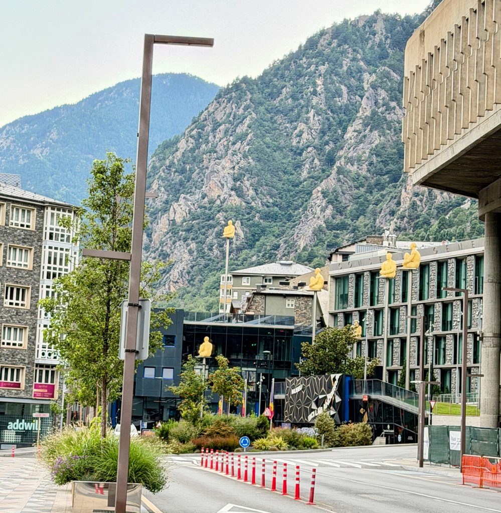 • Grifo Vacances, spécialiste location vacances en Andorre vous propose une large sélection de logements rénovés, confortablement aménagés et entièrement équipés tout confort. • Tous nos logements sont idéalement situés à maximum 100 mètres du départ des pistes pour des séjours skis aux pieds sur le plus grand domaine skiable des Pyrénées. • Deux destinations possibles : Le Pas de la Casa, ville animée skis pied des pistes Soldeu – El Tarter, village de charme avec accès direct aux pistes 