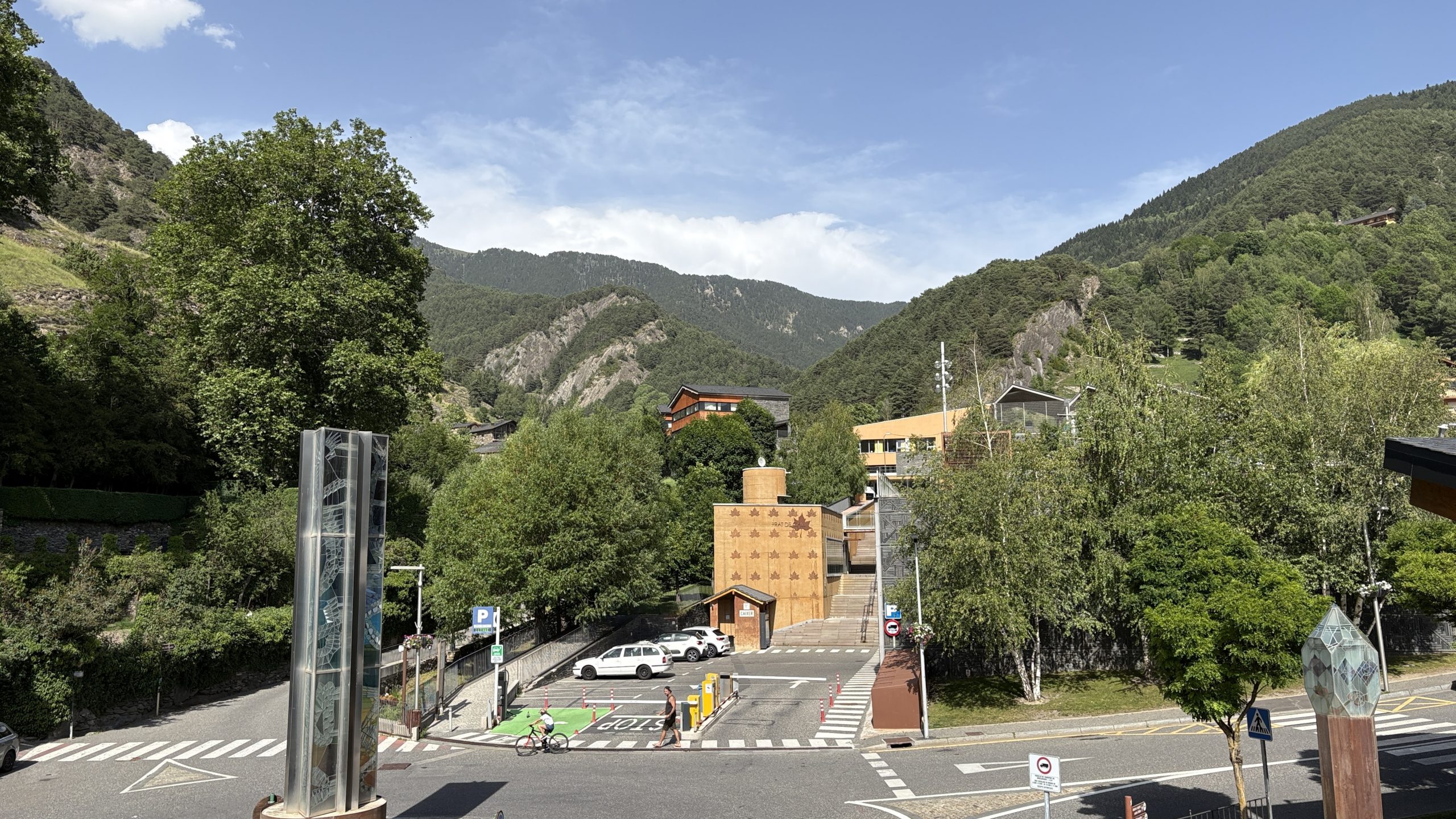 • Grifo Vacances, spécialiste location vacances en Andorre vous propose une large sélection de logements rénovés, confortablement aménagés et entièrement équipés tout confort.
• Tous nos logements sont idéalement situés à maximum 100 mètres du départ des pistes pour des séjours skis aux pieds sur le plus grand domaine skiable des Pyrénées.
• Deux destinations possibles :
Le Pas de la Casa, ville animée skis pied des pistes
Soldeu – El Tarter, village de charme avec accès direct aux pistes