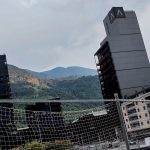 Pourquoi l’Andorre est l’un des pays les plus sûrs pour sa famille et ses actifs L’Andorre privilégie un environnement particulièrement rassurant pour les familles et les investisseurs grâce à sa faible criminalité, sa stabilité institutionnelle, son cadre financier réglementé et sa capacité à préserver un niveau de vie élevé. Cette sécurité ne concerne pas uniquement les personnes : elle concerne également la manière dont un patrimoine peut être structuré, diversifié et transmis. 1. Un niveau de sécurité exceptionnel L’Andorre est régulièrement classée parmi les territoires les plus sûrs au monde. Selon le Crime and Safety Index 2026 de Numbeo, elle arrive en deuxième position mondiale et en première position européenne, avec un indice de sécurité de 84,80. Il s’agit toutefois d’un indicateur fondé principalement sur la perception des utilisateurs, et non d’une statistique pénale officielle. Les données communiquées par le Gouvernement andorran confirment néanmoins une criminalité très faible. En 2024, la police a enregistré 9 724 interventions, mais seulement 6 à 8% concernaient directement la sécurité publique. Le Gouvernement décrit ainsi l’Andorre comme un pays sûr et pacifique, avec un taux de criminalité très bas. Pour une famille, cela se traduit notamment par : un environnement calme au quotidien ; une faible exposition aux violences et aux cambriolages ; une grande facilité à se déplacer dans les villes et les paroisses ; une vie sociale relativement paisible ; un cadre adapté aux enfants et à une vie familiale stable. La sécurité absolue n’existe pas. L’Andorre connaît également des affaires de fraude, de vols et de délits liés à la circulation. Son avantage réside surtout dans le niveau global de risque, particulièrement bas par rapport à de nombreux pays européens. 2. Une stabilité politique et économique L’Andorre est un petit État européen doté d’institutions stables et d’un cadre juridique propre. Sa taille limite certains risques liés à l’instabilité politique ou aux tensions sociales de grande ampleur. Sur le plan économique, le FMI indiquait en 2025 que l’économie andorrane restait résiliente. Avec une croissance supérieure à son potentiel de long terme, un chômage historiquement bas et un secteur bancaire considéré comme solide dans un contexte de transformation économique. Cette stabilité est intéressante pour les familles qui souhaitent : s’installer dans un environnement prévisible ; protéger leur activité professionnelle ; réduire leur exposition à certains risques économiques ; planifier leur patrimoine sur plusieurs années ; disposer d’un cadre européen sans vivre dans une grande métropole. Il est cependant important de ne pas présenter l’Andorre comme un territoire sans risques. Le pays reste exposé à la conjoncture internationale, à la dépendance envers les services et l’immobilier, ainsi qu’aux évolutions réglementaires européennes. 3. Un système financier mieux encadré L’Andorre ne fonctionne plus comme l’ancien modèle de place bancaire opaque souvent associé aux petits États européens. Le pays a renforcé sa coopération internationale, ses mécanismes de transparence et la surveillance de son secteur financier. L’OCDE suit notamment le cadre andorran concernant l’échange international d’informations et la transparence des bénéficiaires effectifs. De son côté, MONEYVAL a relevé les progrès réalisés par l’Andorre dans plusieurs domaines de réglementation et de supervision financière. Les dépôts bancaires bénéficient par ailleurs d’une garantie pouvant atteindre 100 000 euros par déposant et par établissement, dans le cadre du Fagadi. Les investisseurs doivent néanmoins comprendre qu’il s’agit d’une protection limitée : un montant supérieur à 100 000 euros ne bénéficie pas automatiquement de la même couverture. La bonne approche consiste donc à : répartir les liquidités entre plusieurs établissements ; distinguer patrimoine bancaire, immobilier et financier ; vérifier la solidité et la réglementation de chaque intermédiaire ; conserver une documentation complète sur l’origine des fonds ; travailler avec des conseillers juridiques et fiscaux compétents. 4. Un cadre favorable, mais pas magique L’Andorre peut être intéressante pour les actifs en raison de son environnement fiscal et patrimonial, mais il faut éviter les slogans tels que « zéro impôt » ou « patrimoine totalement protégé ». La fiscalité dépend : de la résidence fiscale réelle ; de la nature des revenus ; du pays d’origine des actifs ; des conventions fiscales applicables ; de la structure de détention ; des règles relatives à la succession et aux donations ; des nouvelles règles concernant les investissements étrangers. Les conditions de résidence et d’investissement ont récemment évolué. Certaines sources spécialisées indiquent notamment une hausse des exigences applicables à la résidence passive et à l’investissement immobilier étranger à partir de 2026. Ces conditions doivent être vérifiées au moment du projet auprès des autorités ou d’un professionnel qualifié. L’Andorre protège donc mieux un patrimoine correctement déclaré, diversifié et structuré qu’un patrimoine simplement transféré dans le pays sans analyse préalable. 5. Un choix pertinent pour une famille internationale L’attrait principal de l’Andorre réside dans la combinaison de plusieurs facteurs : faible niveau de criminalité ; stabilité institutionnelle ; environnement économique résilient ; réglementation financière renforcée ; proximité avec la France et l’Espagne ; cadre de vie montagnard et peu urbanisé ; possibilité de structurer une résidence et un patrimoine de manière légale. L’Andorre n’est donc pas une solution automatique pour tout le monde. Elle devient réellement pertinente lorsqu’elle correspond à un projet cohérent : installation familiale, activité économique, investissement immobilier, diversification patrimoniale et planification fiscale internationale. Version courte pour une page commerciale Pourquoi choisir l’Andorre pour sa famille et son patrimoine ? L’Andorre combine un niveau de sécurité exceptionnel, une grande stabilité institutionnelle, un secteur financier réglementé et un environnement favorable aux familles internationales. Ici, la protection patrimoniale ne repose pas sur des promesses irréalistes, mais sur une stratégie globale : résidence fiscale correctement établie, investissements diversifiés, choix des structures adaptées et accompagnement juridique et fiscal. L’objectif n’est pas de rechercher un avantage fiscal à tout prix, mais de construire un cadre de vie et un patrimoine plus stables, plus lisibles et mieux organisés. La formulation la plus crédible est donc : « L'Andorre figure parmi les pays les plus sûrs au monde et peut garantir un excellent cadre de protection familiale et patrimoniale, à condition que le projet soit structuré légalement et adapté à la situation de chaque investisseur. » • Grifo Vacances, spécialiste location vacances en Andorre vous propose une large sélection de logements rénovés, confortablement aménagés et entièrement équipés tout confort. • Tous nos logements sont idéalement situés à maximum 100 mètres du départ des pistes pour des séjours skis aux pieds sur le plus grand domaine skiable des Pyrénées. • Deux destinations possibles : Le Pas de la Casa, ville animée skis pied des pistes Soldeu – El Tarter, village de charme avec accès direct aux pistes